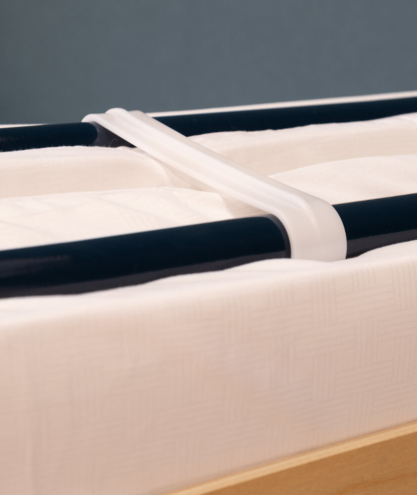 Handle folding bed closure
